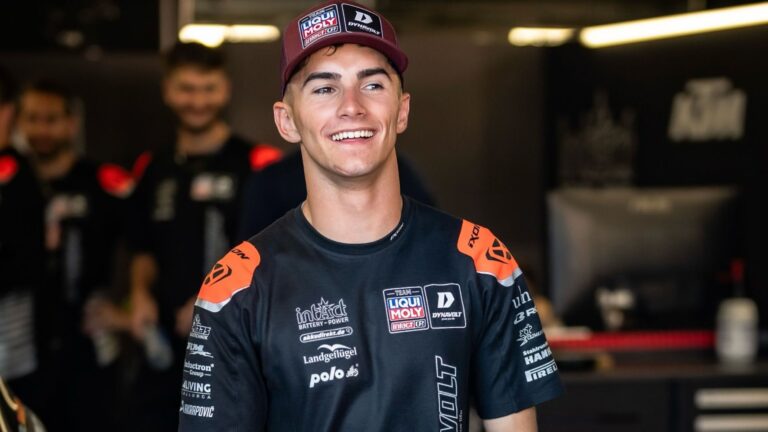 David Muñoz se asoma sonriente a la puerta de su box en un Gran Premio de MotoGP