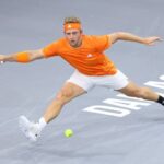 Alejandro Davidovich se prepara para golpear de derechas una bola durante su partido de octavos de final del ATP 500 de Dallas ante Alex Michelsen