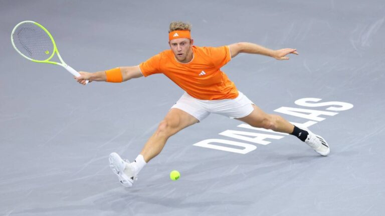 Alejandro Davidovich se prepara para golpear de derechas una bola durante su partido de octavos de final del ATP 500 de Dallas ante Alex Michelsen