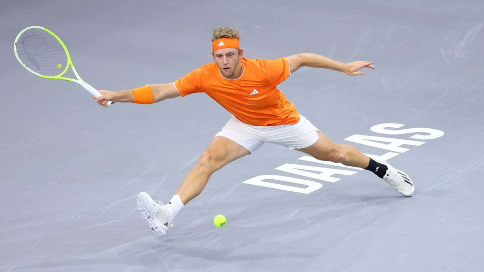 Alejandro Davidovich se prepara para golpear de derechas una bola durante su partido de octavos de final del ATP 500 de Dallas ante Alex Michelsen
