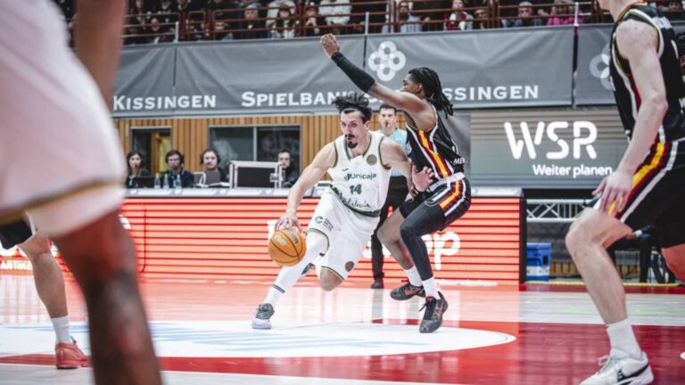 Nihad Djedovic (Unicaja) realiza una entrada a canasta mientras es defendido por Marcus Carr (Würzburg) durante el cuarto partido de la fase de octavos de la Basketball Champions League