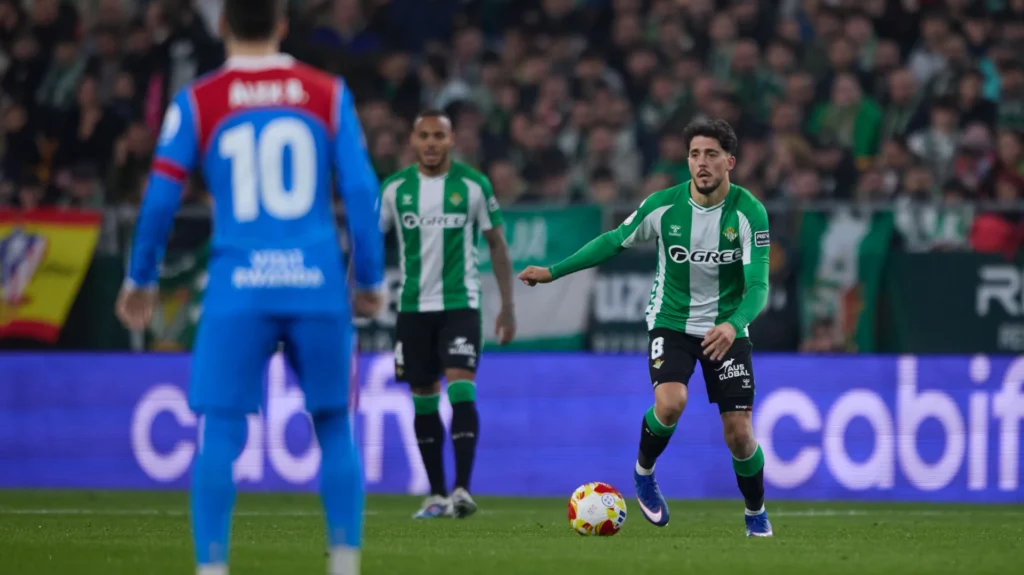 Pablo Fornals conduce el balón durante la disputa del partido de Copa del Rey entre Real Betis y Atlético de Madrid