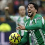 Pablo Fornals coge el balón y celebra con rabia tras anotar el 2-1 en el Real Betis - Valencia de la jornada 22 de la Liga EA Sports.