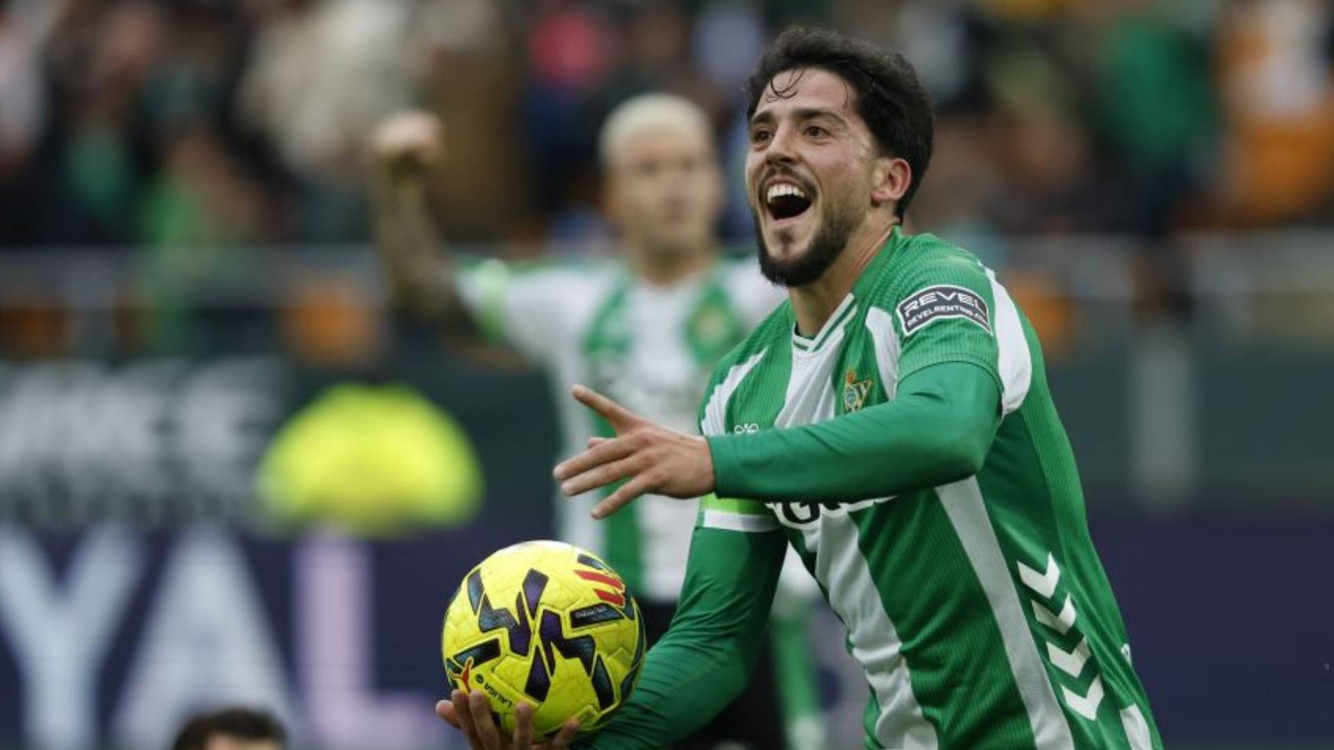 Pablo Fornals coge el balón y celebra con rabia tras anotar el 2-1 en el Real Betis - Valencia de la jornada 22 de la Liga EA Sports.