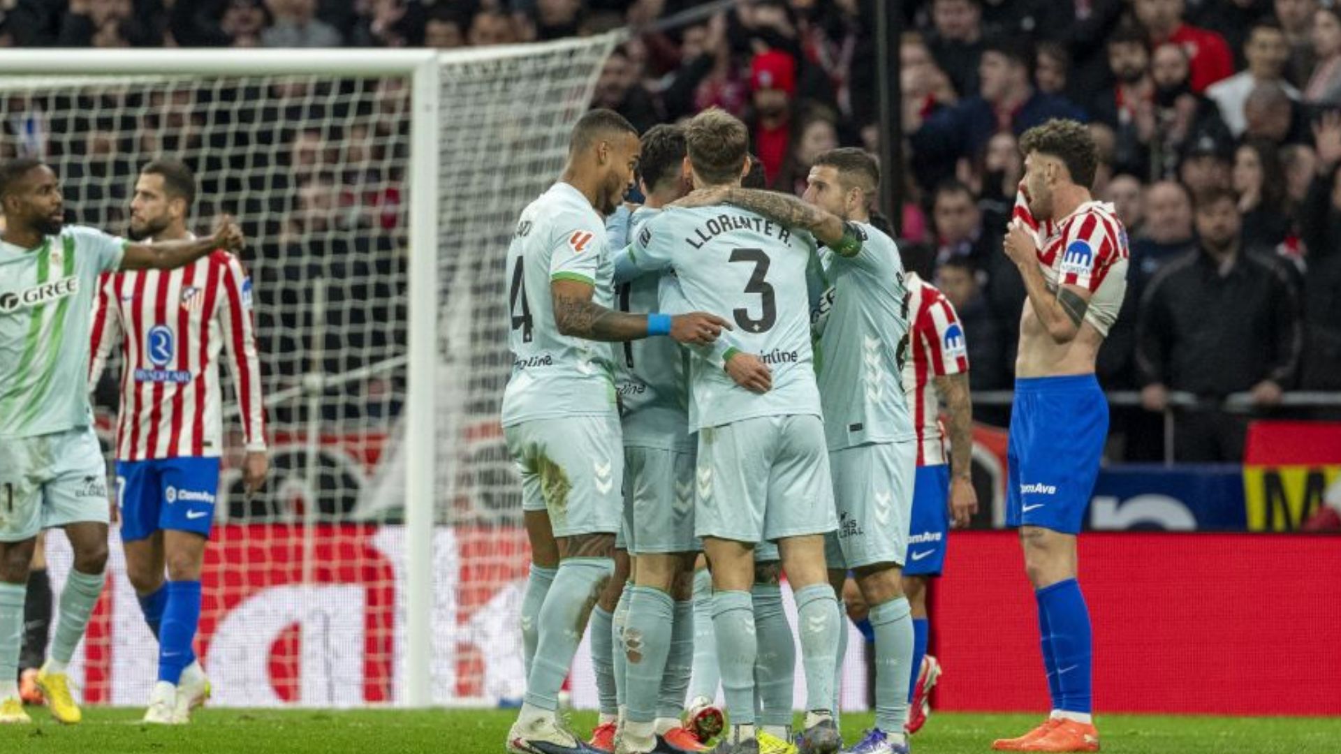 Los jugadores del Real Betis se abrazan para celebrar el tanto de Antony en el duelo de Liga EA Sports entre Atlético de Madrid y Betis