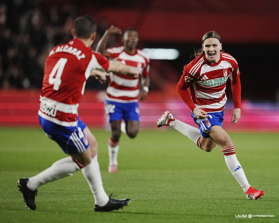 Izan González celebra junto a sus compañeros su primer tanto con el Granada. El conjunto andaluz derrotaría por 5-1 al Valladolid en la jornada 26 de la Liga Hypermotion.