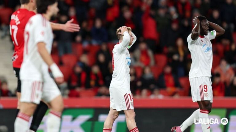 Akor Adams y Peque (Sevilla) se lamentan tras fallar una ocasión ante el Mallorca en el partido de Liga EA Sports