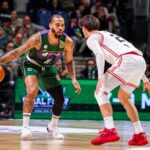 Justin Cobbs encara a un jugador de Chalon en el inicio de una jugada de ataque de Unicaja.