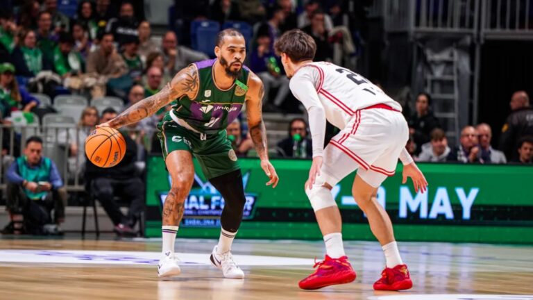 Justin Cobbs encara a un jugador de Chalon en el inicio de una jugada de ataque de Unicaja.
