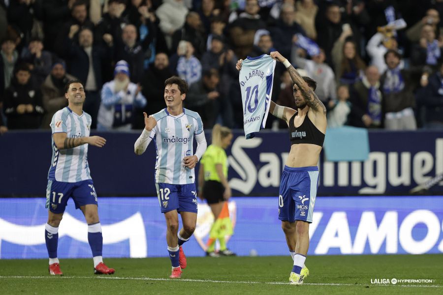 Larrubia alza su camiseta a modo de celebración del gol de la victoria en el partido entre Málaga y Cultural en Liga Hypermotion