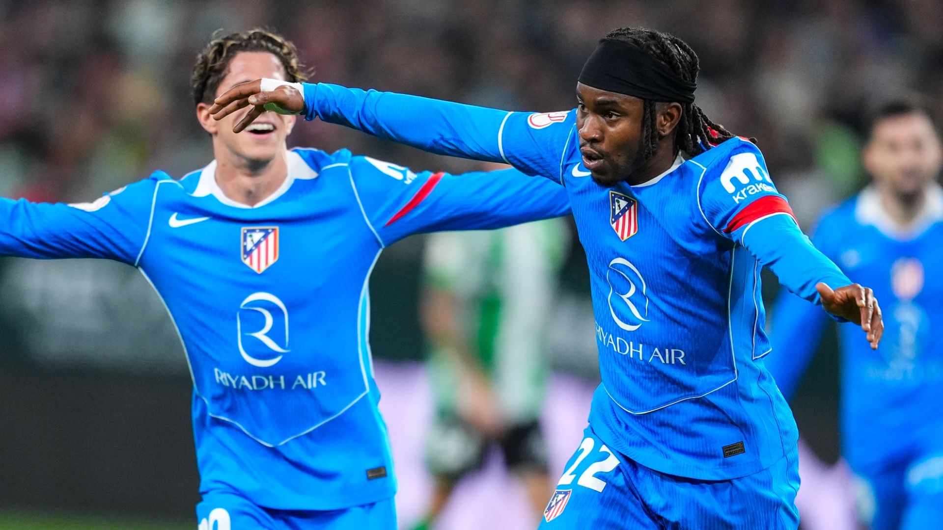 Ademola Lookman celebra junto a Giuliano el tercer tanto de la goleada del Atle´tico de Madrid sobre el Real Betis en los cuartos de final de la Copa del Rey