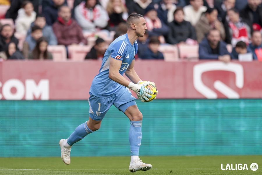 Odysseas Vlahodimos, el mejor jugador del Sevilla, se dispone a sacar de puerta durante el encuentro de su equipo ante el Girona en la Liga EA Sports.