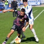 Dos jugadores de Águilas y Recreativo de Huelva disputan un balón en el partido de ida entre ambos en el Grupo 4 de Segunda RFEF que finalizó 0-0