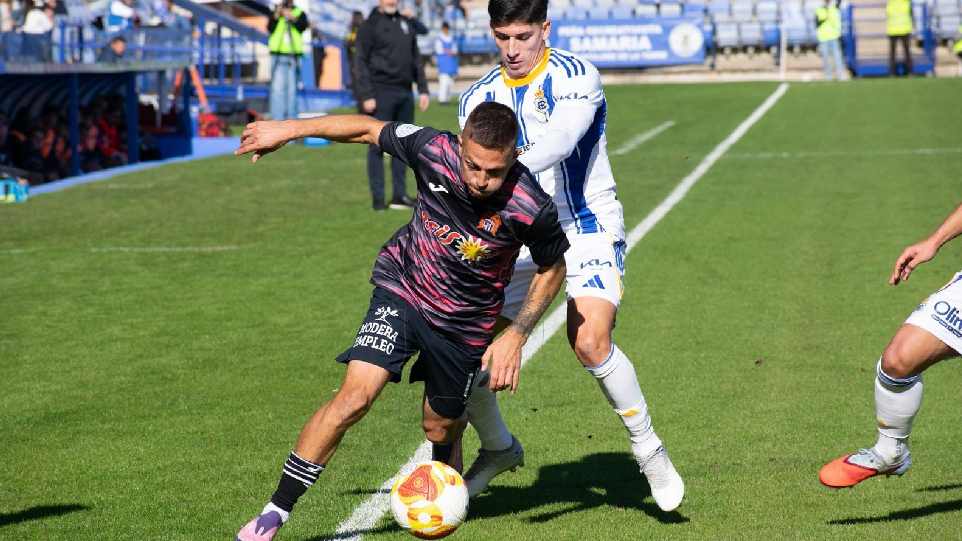 Dos jugadores de Águilas y Recreativo de Huelva disputan un balón en el partido de ida entre ambos en el Grupo 4 de Segunda RFEF que finalizó 0-0