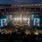 Dellafuente actúa en el Estadio Riyadh Air Metropolitano