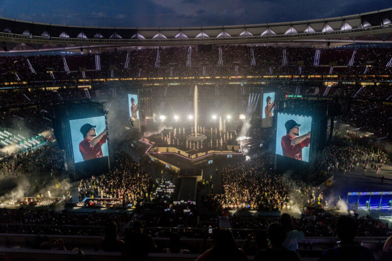 Dellafuente actúa en el Estadio Riyadh Air Metropolitano