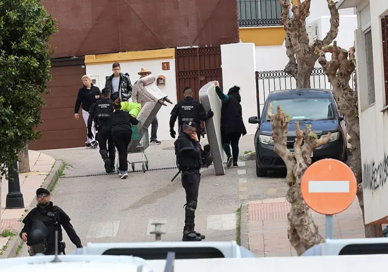 desahucio_3_josele-kZnH-RAouNXNyuY7glSqwZ8fotjO-1200x840@Diario Sur