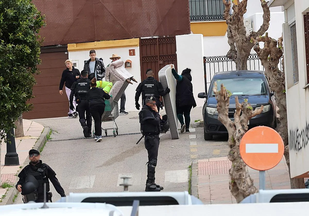 desahucio_3_josele-kZnH-RAouNXNyuY7glSqwZ8fotjO-1200x840@Diario Sur