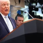 donald-trump-flanqueado-secretario-defensa-pete-hegseth-habla-conferencia-prensa-casa-blanca-washington-6-abril-2026_60