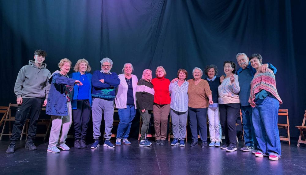 participantes-del-taller-de-teatro-de-almensilla-en-sevilla-1_4_1000x574