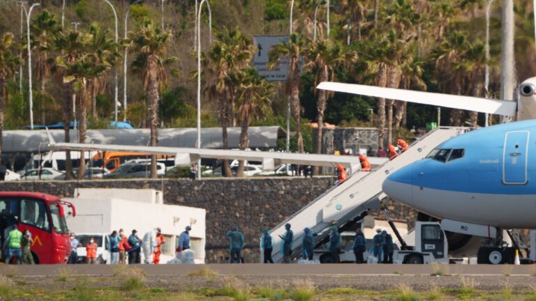 hantavirus-ultima-hora-del-brote-en-el-crucero-mv-hondius-los-espanoles-evacuados-en-el-avion-a-punt_da39-2