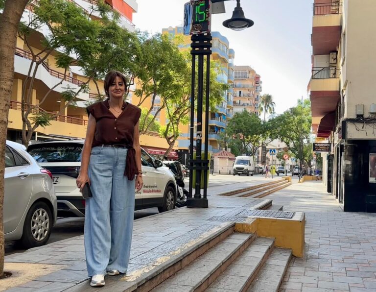 Isabel González ante el aforador instalado en la avenida de Mijas