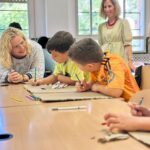 Mula y Díaz durante un momento de la visita a la Escuela de Verano Municipal -1