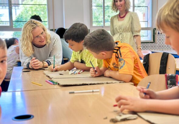 Mula y Díaz durante un momento de la visita a la Escuela de Verano Municipal -1